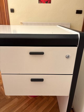 Mesa de trabajo con cajonera.  Las 2: 60€