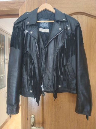 Chaqueta motera de cuero con flecos