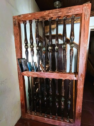 Puerta de cancela antigua con policromía de origen