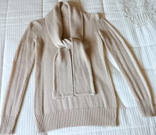 Jersey con Bufanda Integrada y chaqueta beige