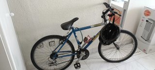 Bicicleta de Montaña Azul con Casco y Cadena
