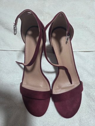 Sandalias de tacón color burdeos