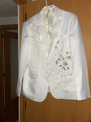 Traje de novio blanco con bordados