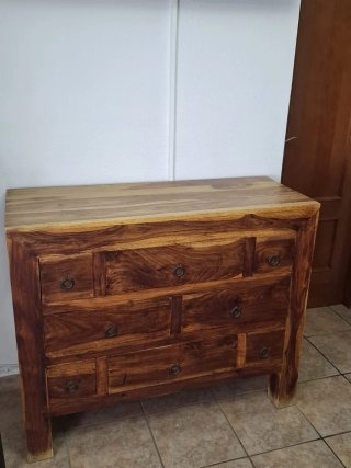 Cómoda de Madera Mexicana , dos mesitas de noche..