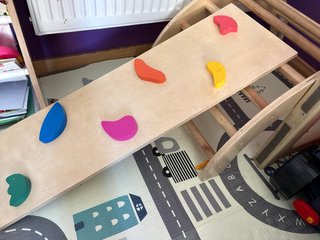 Puente de madera y tobogán infantil