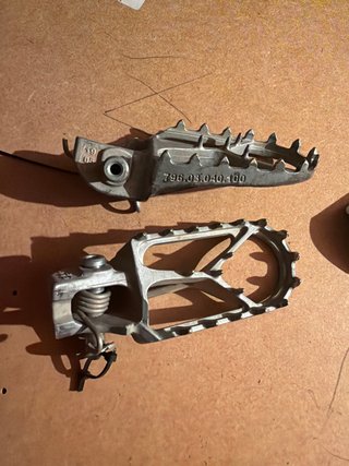 Pareja estriberas originales Husqvarna TE 250 2020