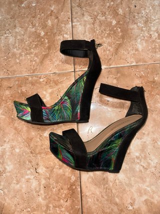 Cuñas Shoedazzle Negras y Estampadas Talla 38