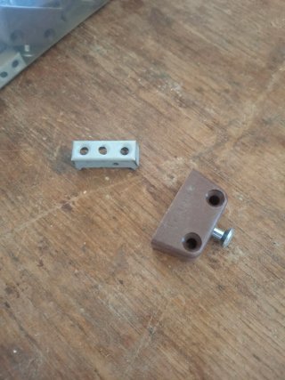 Herrajes de unión para muebles