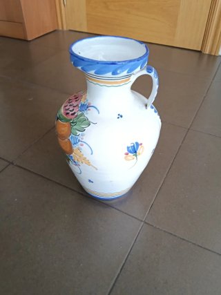 Jarrón de cerámica decorado, mide 30 cm. de alto