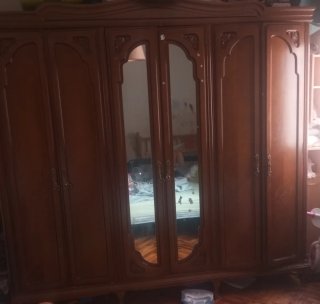 Armario de madera clásico
