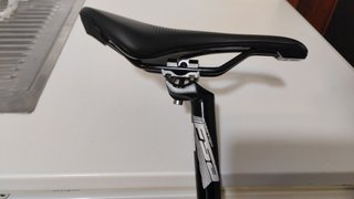 Sillín de bici con tija FSA