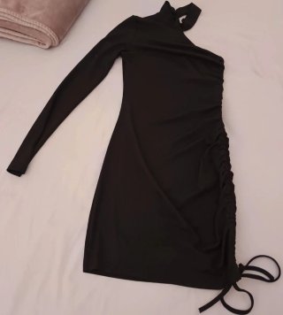 Vestido negro asimétrico