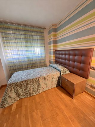 Habitación individual: cama nido, mesita y cabezal