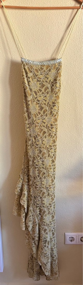Vestido largo de encaje dorado