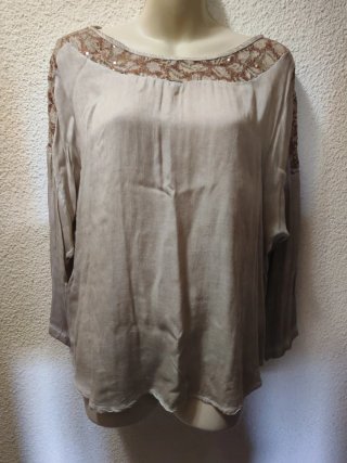 Blusa beige con detalles de encaje