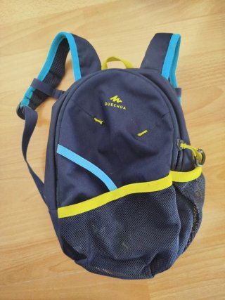 Mochila pequeña Quechua azul y amarilla