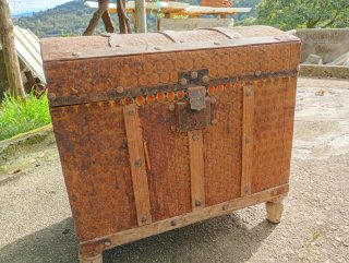 Baúl antiguo de madera para restaurar