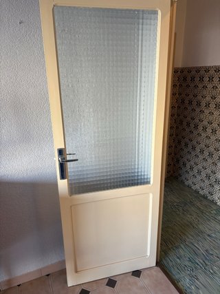 Puerta de madera con cristal