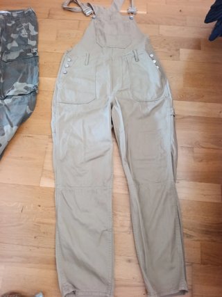 Mono Beige y Pantalón Camuflaje