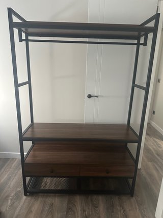 Mueble de entrada con estantes y cajones