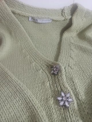Chaqueta de punto Zara verde botones joya