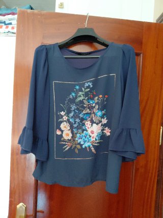 Blusa Azul Marino con Estampado Floral