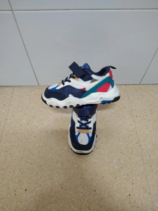 Zapatillas Zara para niños talla 27