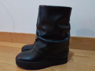 Botines de cuña Guess negros