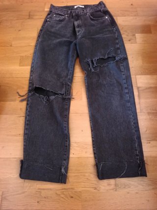 Pantalón vaquero negro roto