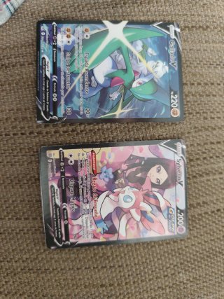 Cartas Pokémon V: Gallade V y Sylveon V
