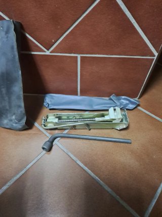 Gato de coche con llave de ruedas
