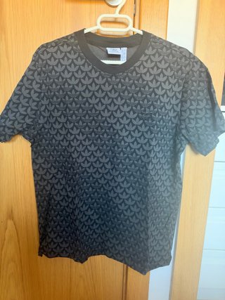 Camiseta adidas negra con logo