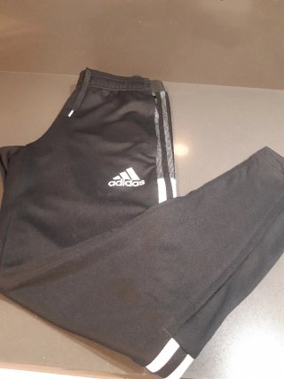 Pantalón deportivo Aeroready Adidas negro.