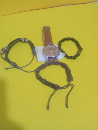 Reloj Geneva y 3 Pulseras. Cuerpo y pasta.