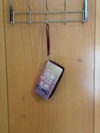 Cartera con mensaje Follow Your Dreams