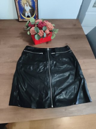 Falda negra efecto piel con cremalleras