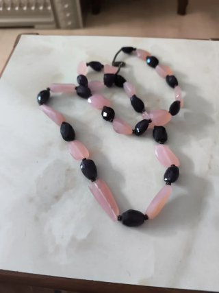 Collar de cuentas rosas y negras