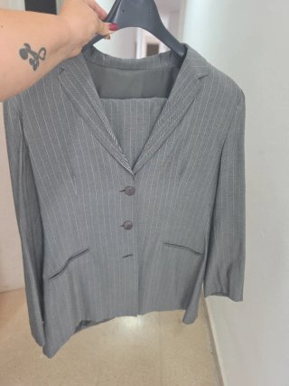 Traje de Mujer Gris con rayas en  beis