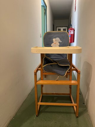 Trona de madera para bebé
