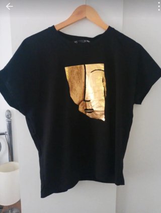 Camiseta Negra con Estampado Dorado