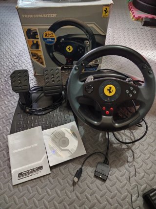 Volante Thrustmaster Ferrari con pedali PS2/PC