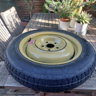 Rueda de repuesto HONDA HRV con gato y llaves.
