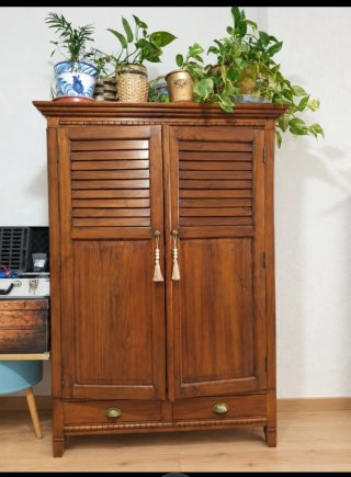 Mueble de salón de madera ideal para  televisor.