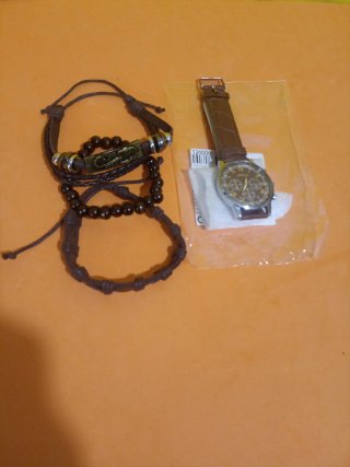 Reloj de Cuarzo y 3 Pulseras