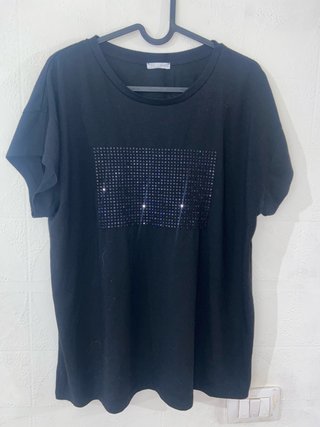 Camiseta Negra con Detalle de Brillantes