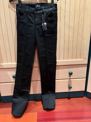 Pantalón de vestir negro con adornos pequeños