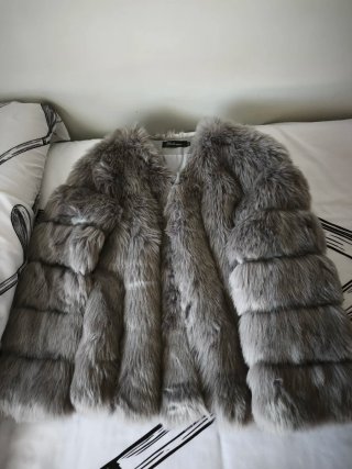 Chaquetón de pelo gris