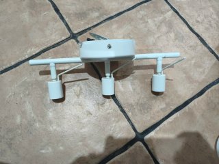 Lámpara de techo blanca con 3 focos