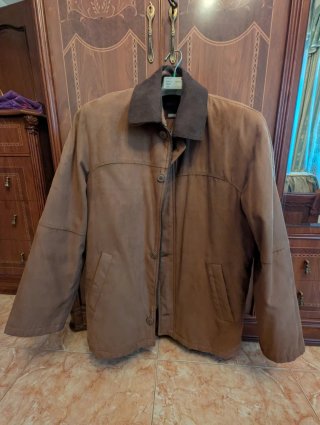 Chaqueta Marrón con Cuello Desmontable