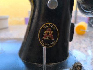Máquina de Coser Alfa antigua